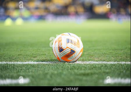 Fußballball auf grünem Gras auf Fußballstadion in der Nacht Stockfoto