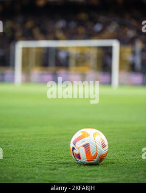 Fußballball auf grünem Gras auf Fußballstadion in der Nacht Stockfoto
