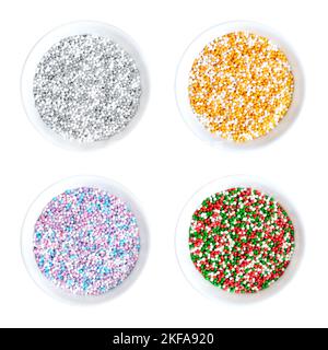 Farbige Nonpareils in weißen Schalen. Vier farbige Mischungen von dekorativen und essbaren Süßwaren aus winzigen Kugeln. Hunderttausende. Stockfoto