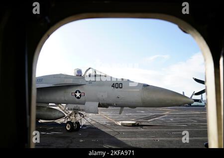 Ein Jet aus dem Jahr F18 auf dem Flugdeck der USS Gerald R. Ford, dem 'größten Kriegsschiff der Welt', während eines Medienbesuchs, während er während eines Zwischenstopps in Portsmouth auf dem Solent vor Anker liegt. Bilddatum: Donnerstag, 17. November 2022. Stockfoto