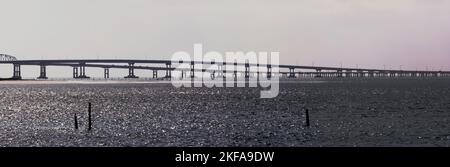 Panoramablick auf einen Abschnitt des Brücke-Tunnels der Bucht von der Bucht von Schesapeake, Stockfoto