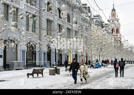 Moskau, Russland. 17.. November 2022. Menschen laufen im Schnee in Moskau, Russland, 17. November 2022. Quelle: Cao Yang/Xinhua/Alamy Live News Stockfoto