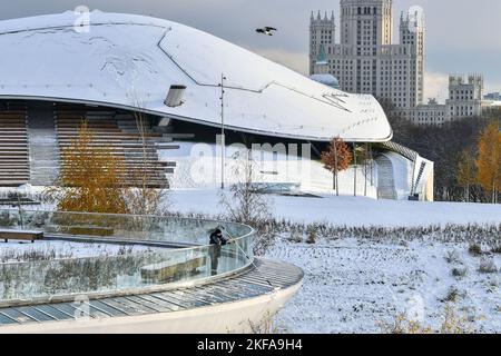 Moskau, Russland. 17.. November 2022. Ein Arbeiter schaufelt Schnee in Moskau, Russland, 17. November 2022. Quelle: Cao Yang/Xinhua/Alamy Live News Stockfoto