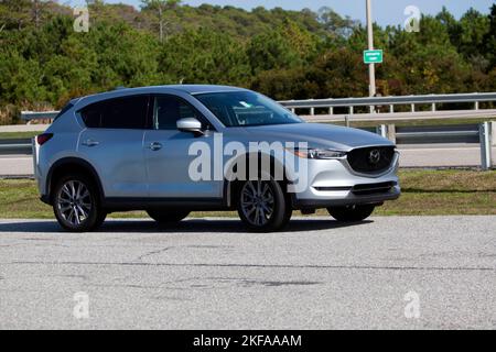 Der Mazda CX-5 parkte in einem Beobachtungsgebiet, direkt an der US13 am Lucius J. Kellam Jr. Bridge–Tunnel. Stockfoto