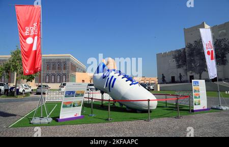 Doha, Katar. 16.. November 2022. Der weltgrößte Fußballstollen des Künstlers M. Dileef wurde im Katara Cultural Village ausgestellt. Er ist 17 Meter lang und 7 Meter hoch und wiegt mehr als 500 kg. Er wurde aus den gleichen Materialien hergestellt, die für die Herstellung von Fußballstollen verwendet wurden, wie Fasern, Leder, Harz, Schaumstoffplatten, Und Acrylplatten. Mit dem Ziel, einen neuen Guinness-Weltrekord für den größten Fußballstiels der Welt zu erreichen. Am 16. November 2022 in Doha, Katar. (Foto: Sidhik Keerantakath/ Eyepix Group/Sipa USA) Quelle: SIPA USA/Alamy Live News Stockfoto