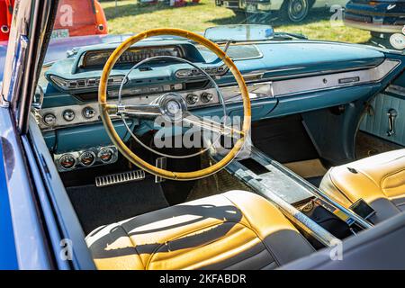 Des Moines, IA - 02. Juli 2022: Hochperspektivische Detailansicht eines 1964 Dodge Custom 880 Hardtop Coupés auf einer lokalen Automobilausstellung. Stockfoto