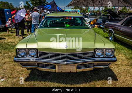 Des Moines, IA - 02. Juli 2022: Hochperspektivische Vorderansicht eines Buick Estate Wagon aus dem Jahr 1972 auf einer lokalen Automobilausstellung. Stockfoto