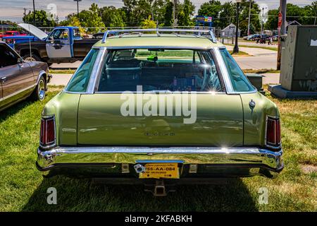 Des Moines, IA - 02. Juli 2022: Hochperspektivische Rückansicht eines Buick Estate Wagon aus dem Jahr 1972 auf einer lokalen Automobilmesse. Stockfoto