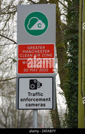 Edenfield, Greater Manchester. Brandneues Straßenschild mit der umstrittenen Clean Air Zone, die ab dem 30. Mai 2022 in Betrieb sein wird Stockfoto