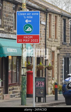 Edenfield, Greater Manchester. Brandneues Straßenschild mit der umstrittenen Clean Air Zone, die ab dem 30. Mai 2022 in Betrieb sein wird Stockfoto