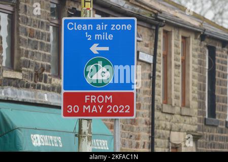 Edenfield, Greater Manchester. Brandneues Straßenschild mit der umstrittenen Clean Air Zone, die ab dem 30. Mai 2022 in Betrieb sein wird Stockfoto