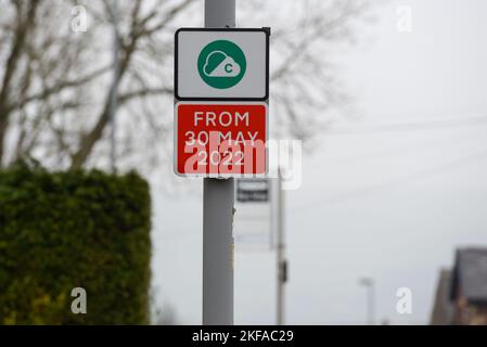 Edenfield, Greater Manchester. Brandneues Straßenschild mit der umstrittenen Clean Air Zone, die ab dem 30. Mai 2022 in Betrieb sein wird Stockfoto