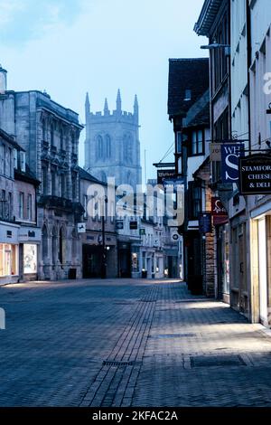 Stamford, Lincolnshire, Großbritannien - ruhige gepflasterte Straßen, früher nebliger Morgen in einer Marktstadt. Geschlossene Geschäfte und keine Käufer. East Anglia - East Midlands Stockfoto