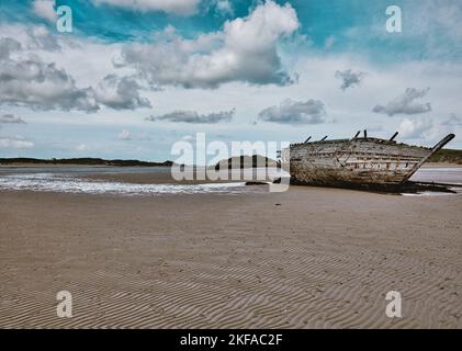 Bad Eddie's (Eddie's Boat) Holzboot wurde Anfang der 1970er Jahre Schiffbruch erlitten, Magheraclogher Beach, Bunbeg, Gweedore (Goath Dobhair), County Donegal, Irland Stockfoto