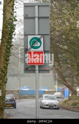 Edenfield, Greater Manchester. Brandneues Straßenschild mit der umstrittenen Clean Air Zone, die ab dem 30. Mai 2022 in Betrieb sein wird Stockfoto