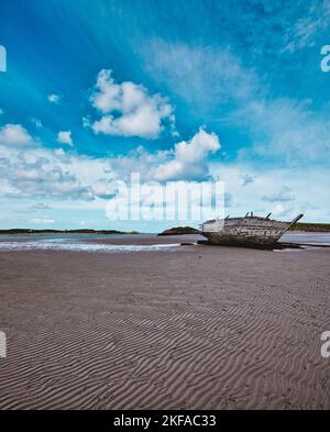 Bad Eddie's (Eddie's Boat) Holzboot wurde Anfang der 1970er Jahre Schiffbruch erlitten, Magheraclogher Beach, Bunbeg, Gweedore (Goath Dobhair), County Donegal, Irland Stockfoto