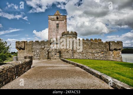 Castle Doe (Caislean na d'Tuath) aus dem 15.. Jahrhundert, Sheephaven Bay, in der Nähe von Creeslough, County Donegal, Irland Stockfoto