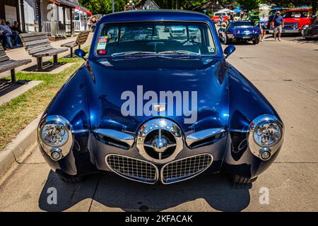 Des Moines, IA - 02. Juli 2022: Hochperspektivische Frontansicht eines Studebaker Champion Starlight Coupés 1950 auf einer lokalen Automobilausstellung. Stockfoto