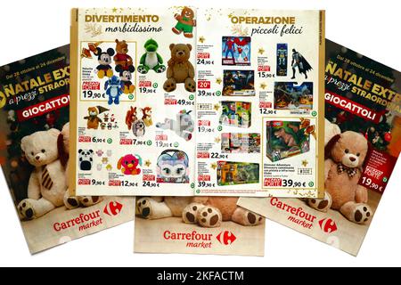 CARREFOUR Toys Katalog zum Verkauf zu Weihnachten. Carrefour Supermarket-Kette, Italien, 2022 Stockfoto