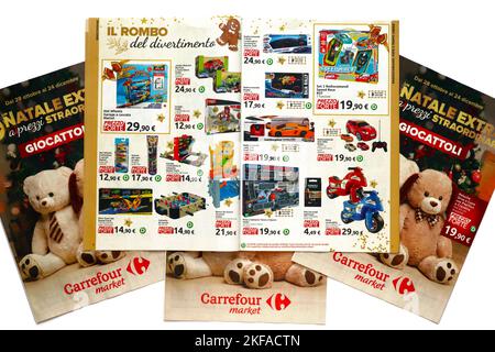 CARREFOUR Toys Katalog zum Verkauf zu Weihnachten. Carrefour Supermarket-Kette, Italien, 2022 Stockfoto