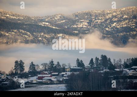Die wunderschöne neblige Berglandschaft im Winter Stockfoto