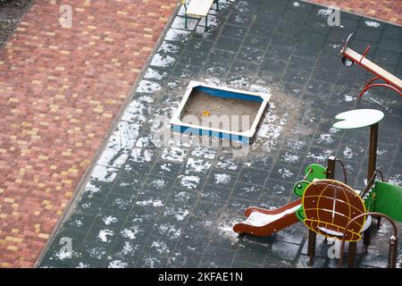 Der erste Schnee Kinderspielplatz und viel im Schnee. Stockfoto