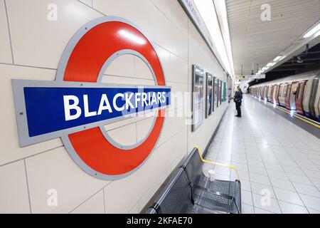 Blackfriars U-Bahn Station innen, Schild und Plattform; Londoner U-Bahn-System, öffentliche Verkehrsmittel, Blackfriars, London UK Stockfoto