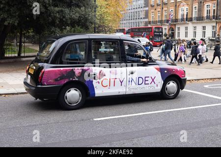 London Taxi Werbung; London Black Cab mit City Index Werbung auf seiner Seite, für ein Spread-Wetten-Finanzunternehmen, London UK Stockfoto