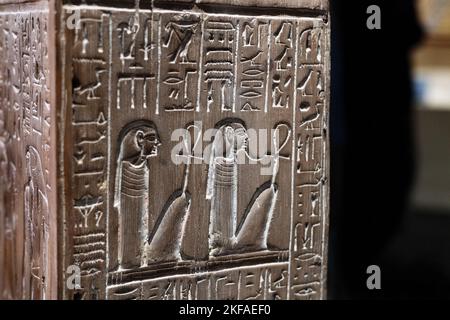 Ägyptische Hieroglyphjcs; altägyptische Holzkiste aus dem Jahr 1550-1295 v. Chr., geschnitzt mit Bildern von Dienern und den vier Söhnen des Horus, im alten Ägypten. Stockfoto