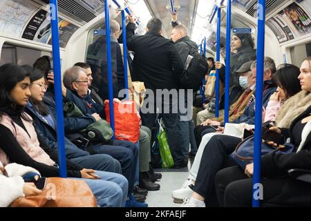 Überfüllter Londoner U-Bahn, Passagiere im Inneren des U-Bahn-Wagens, Piccadilly Line, TFL, London UK Stockfoto