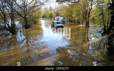 In den Flutwässern des Flusses Adur in der Nähe von Shermanbury in West Sussex sind Fahrzeuge gestrandet. Autofahrer werden gewarnt, sich nicht auf der Straße zu halten, da die Autos durch Regenfälle im Hochwasser stecken bleiben und das Vereinigte Königreich sich darauf vorbereitet, in den nächsten zwei Tagen unter „untragbaren Bedingungen“ zu leiden. Bilddatum: Donnerstag, 17. November 2022. Stockfoto