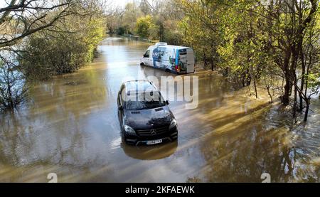 In den Flutwässern des Flusses Adur in der Nähe von Shermanbury in West Sussex sind Fahrzeuge gestrandet. Autofahrer werden gewarnt, sich nicht auf der Straße zu halten, da die Autos durch Regenfälle im Hochwasser stecken bleiben und das Vereinigte Königreich sich darauf vorbereitet, in den nächsten zwei Tagen unter „untragbaren Bedingungen“ zu leiden. Bilddatum: Donnerstag, 17. November 2022. Stockfoto