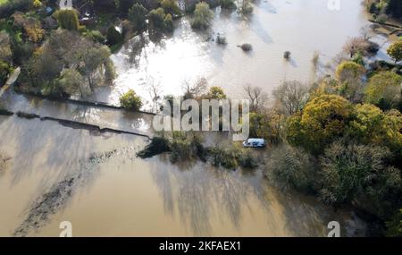 In den Fluten des Flusses Adur in der Nähe von Shermanbury in West Sussex wird ein Lieferwagen gestrandet. Autofahrer werden gewarnt, sich nicht auf der Straße zu halten, da die Autos durch Regenfälle im Hochwasser stecken bleiben und das Vereinigte Königreich sich darauf vorbereitet, in den nächsten zwei Tagen unter „untragbaren Bedingungen“ zu leiden. Bilddatum: Donnerstag, 17. November 2022. Stockfoto