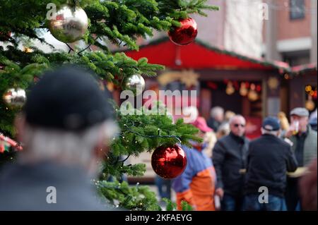 Köln, Deutschland. 17.. November 2022. Die ersten Besucher spazieren durch den Weihnachtsmarkt vor dem Kölner Dom. Der Weihnachtsmarkt in der Rheinmetropole hat für Besucher geöffnet. Quelle: Henning Kaiser/dpa/Alamy Live News Stockfoto