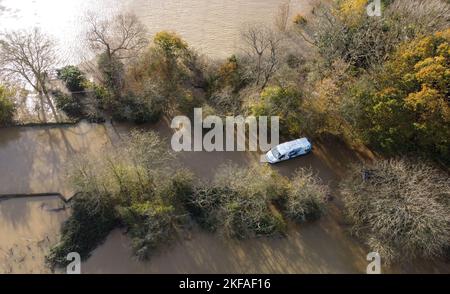 In den Fluten des Flusses Adur in der Nähe von Shermanbury in West Sussex wird ein Lieferwagen gestrandet. Autofahrer werden gewarnt, sich nicht auf der Straße zu halten, da die Autos durch Regenfälle im Hochwasser stecken bleiben und das Vereinigte Königreich sich darauf vorbereitet, in den nächsten zwei Tagen unter „untragbaren Bedingungen“ zu leiden. Bilddatum: Donnerstag, 17. November 2022. Stockfoto