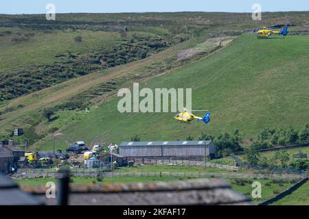 North West Air Ambulance nimmt am 17. Juli 2021 an einem Vorfall auf der Farm über den Hügeln in Rossendale Lancashire Teil. Fünf Einsatzfahrzeuge und zwei Krankenwagen Stockfoto