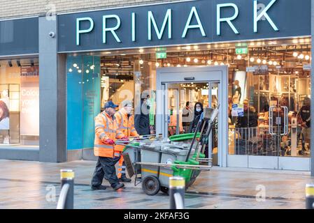 Burnley Lancashire UK am 29. Dezember 2021. Leute, die im Primark, einem Geschäft in der Hauptstraße, einkaufen. Stockfoto