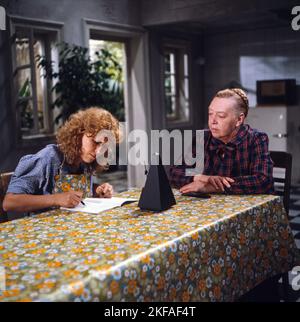 Das Frauenzimmer, Fernsehfilm aus der Sendreihe 'das kleine Fernsehspiel', Deutschland 1981, Regie: Claudia von Alemann, Darsteller: Evelyne Didi schreibt im Takt des Metronom, Denise Peron, rechts. Stockfoto