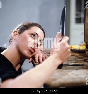 Das Frauenzimmer, Fernsehfilm aus der Sendreihe 'das kleine Fernsehspiel', Deutschland 1981, Regie: Claudia von Alemann, Darsteller: Colleen Finneran mit Messer Stockfoto