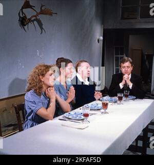 Das Frauenzimmer, Fernsehfilm aus der Sendreihe 'das kleine Fernsehspiel', Deutschland 1981, Regie: Claudia von Alemann, Darsteller: Evelyne Didi, Colleen Finneran, Denis Peron, Jean Badin beim Abendgebet. Stockfoto