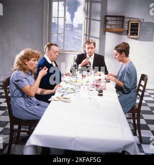 Das Frauenzimmer, Fernsehfilm aus der Sendreihe 'das kleine Fernsehspiel', Deutschland 1981, Regie: Claudia von Alemann, Darsteller: Evelyne Didi, Denise Peron, Jean Badin, Colleen Finneran beim Abendessen. Stockfoto