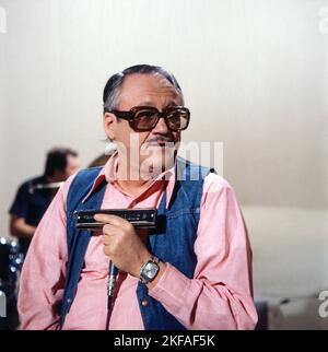 Sonntagskonzert, Sendereihe am Sonntag, Deutschland 1978, Regie: H. Rost, Mitwirkende: Mundharmonikaspieler Toots Thielemans, belgischer Jazz Musiker. Stockfoto