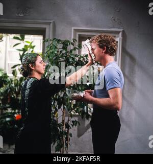Das Frauenzimmer, Fernsehfilm aus der Sendreihe 'das kleine Fernsehspiel', Deutschland 1981, Regie: Claudia von Alemann, Darsteller: Colleen Finneran, Jean Badin bewerten sich mit Lebensmitteln Stockfoto