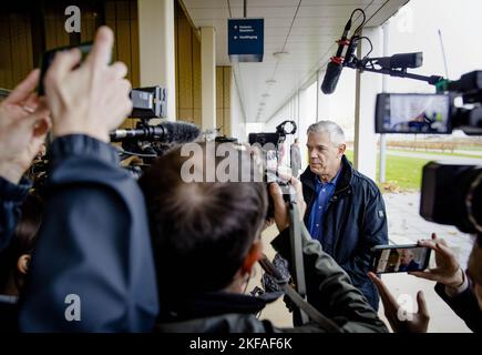 BADHOEVEDORP - der Hinterbliebene Robbert van Heijningen spricht vor dem Urteil in dem umfangreichen Strafverfahren über den Abschuss von Flug MH17 vor der internationalen Presse im Justizkomplex Schiphol. Vier Männer werden wegen der Beteiligung an der Katastrophe, bei der alle Insassen getötet wurden, angeklagt. ANP SEM VAN DER WAL niederlande Out - belgien Out Stockfoto