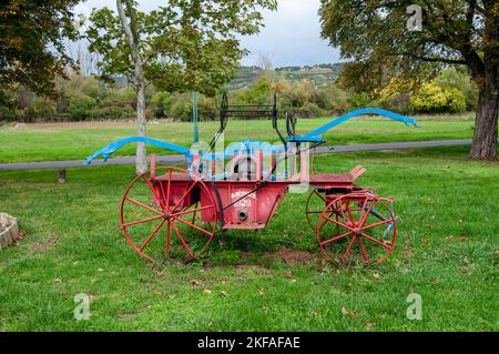 Die antike, manuell betriebene Wasserpumpe des Feuerwehrmogs, fotografiert in Pécsely [ Pecsely ], ist ein Dorf im Komitat Veszprém, Ungarn. Stockfoto