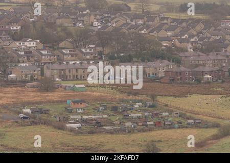 Landschaftsansicht des Wohnguts Loveclough und der Badgercote-Zuteilungen im Vordergrund. Ländliche Umgebung. Stockfoto