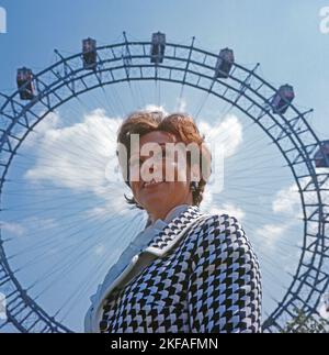 Lolita, österreichische Schlagersängerin, Schauspielerin und Fernsehmoderatorin, vor dem Riesenrad im Prater in Wien, Österreich um 1980. Stockfoto