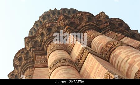 Qutub Minar, ein Minarett, das zum Qutab-Komplex gehört, einem UNESCO-Weltkulturerbe im Mehrauli-Gebiet von Delhi Stockfoto