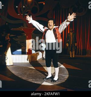 Das Lächeln im Westen, Fernsehfilm, Deutschland 1964, Regie: Michael Pfleghar, Darsteller: Opernsänger Marcel Cordes im Rampenlicht. Stockfoto