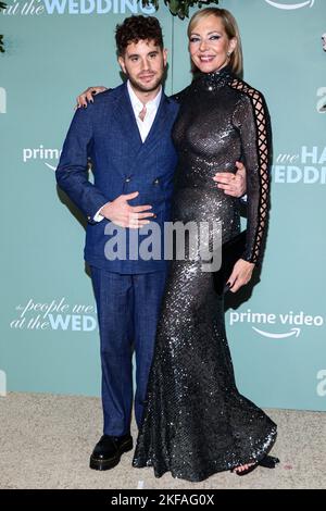 Westwood, Usa. 16.. November 2022. WESTWOOD, LOS ANGELES, KALIFORNIEN, USA - 16. NOVEMBER: Ben Platt und Allison Janney kommen zur Los Angeles Premiere von Amazon Prime Video's 'The People We Hate at the Wedding', die am 16. November 2022 im Regency Village Theatre in Westwood, Los Angeles, Kalifornien, USA, stattfand. (Foto von Rudy Torres/Image Press Agency) Quelle: Image Press Agency/Alamy Live News Stockfoto